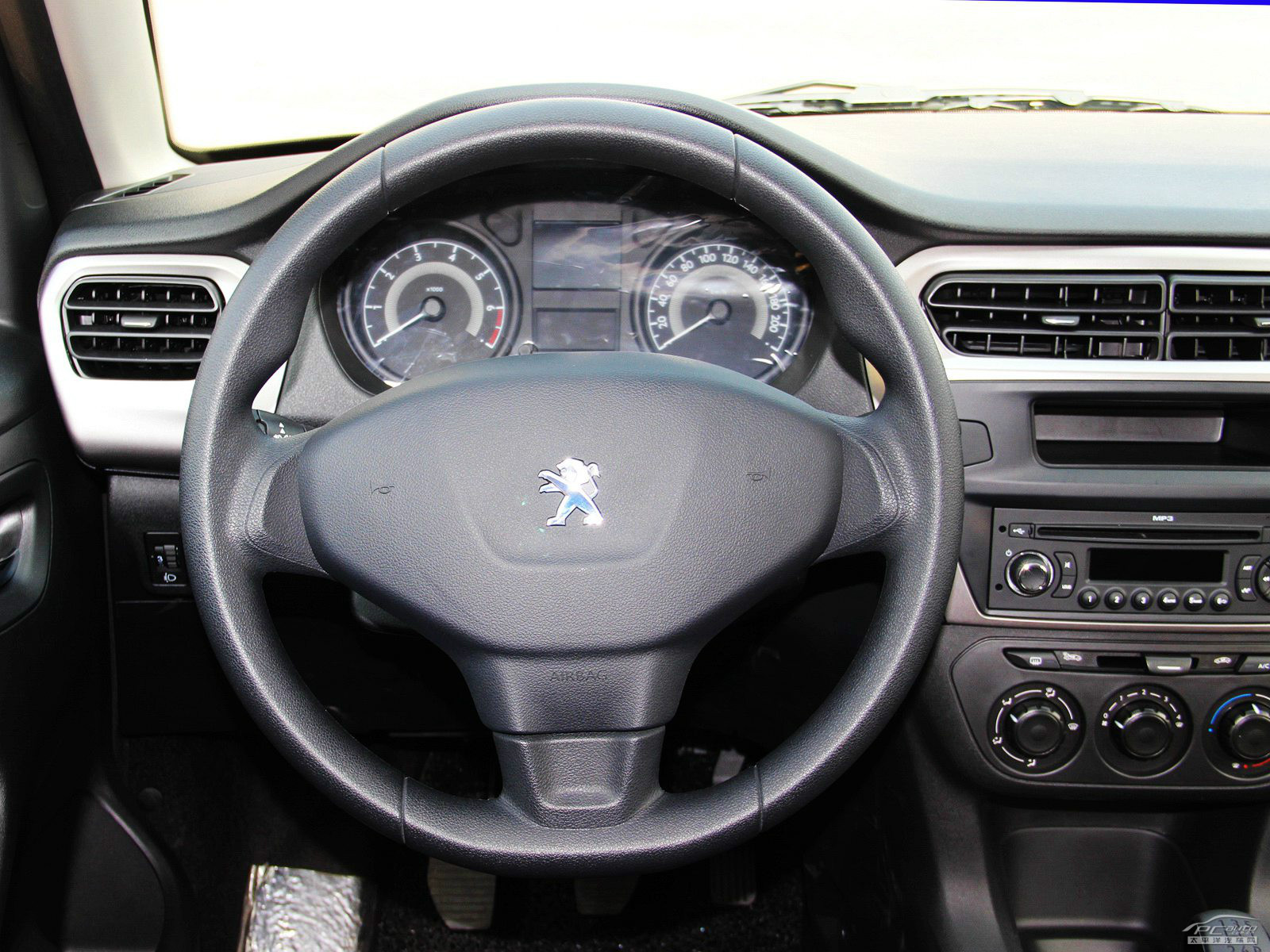 標(biāo)致301內(nèi)飾高清大圖