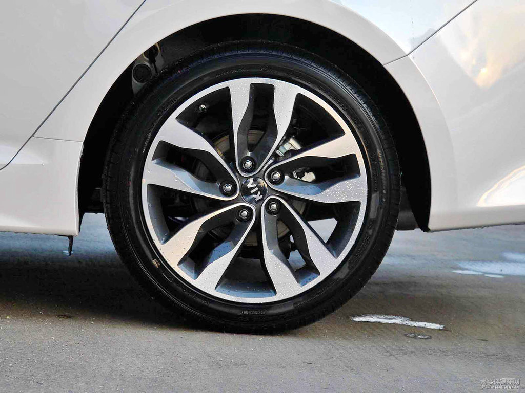 珍珠白起亞K5凱酷車身外觀圖片
