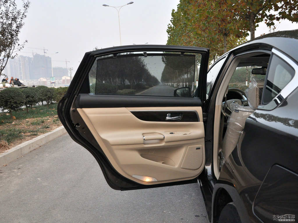 鎢鋼灰天籟車(chē)廂內(nèi)飾圖片