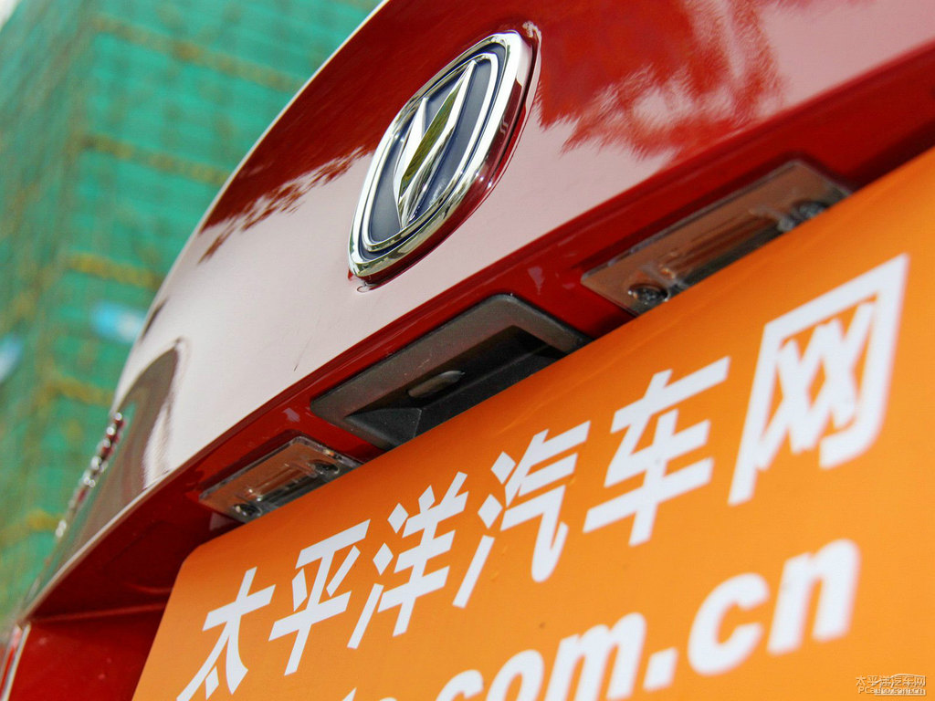 寶石紅逸動車尾外觀圖片