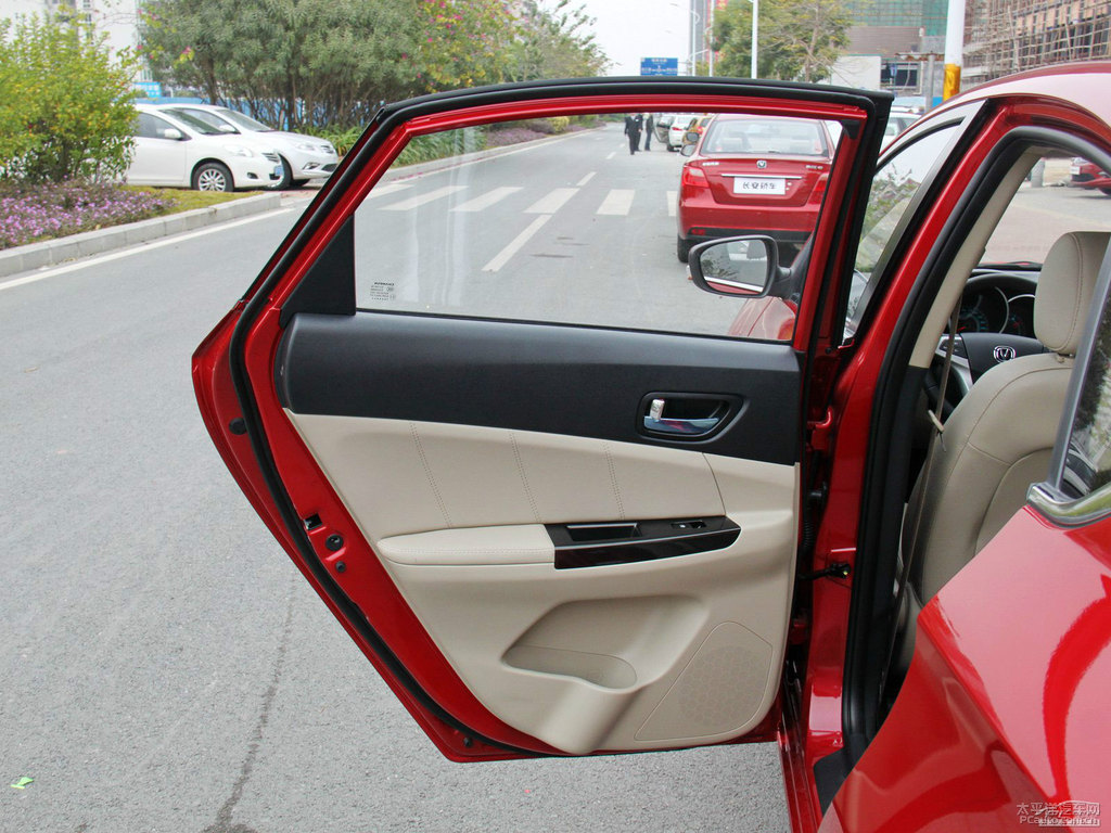 寶石紅逸動(dòng)車廂內(nèi)飾圖片