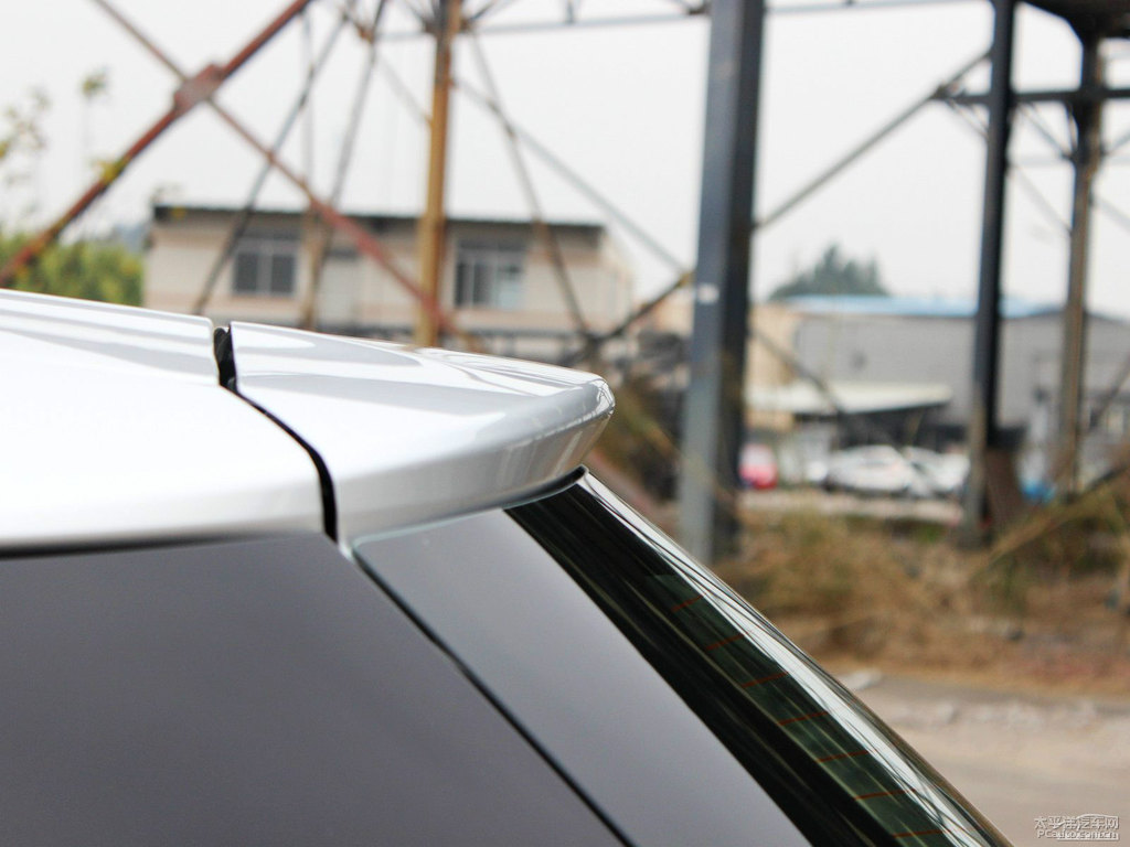 水晶銀YARiS L 致炫車尾外觀圖片