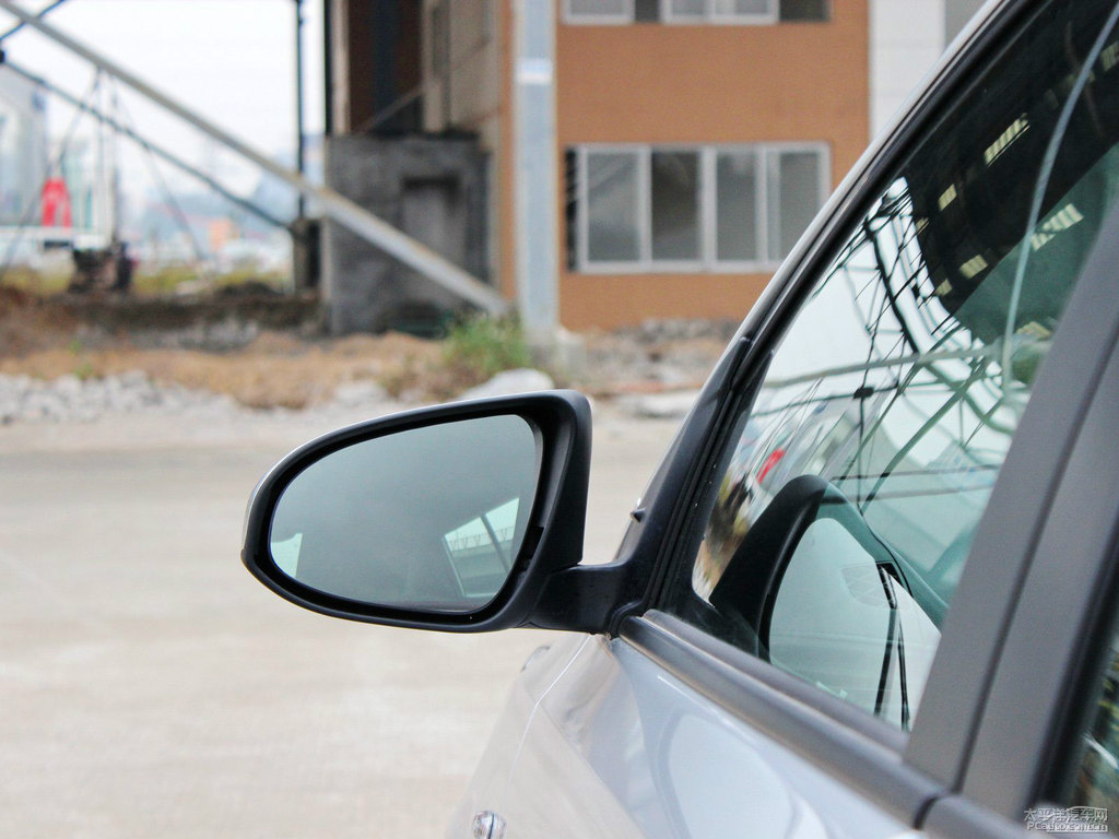 水晶銀YARiS L 致炫車身外觀圖片