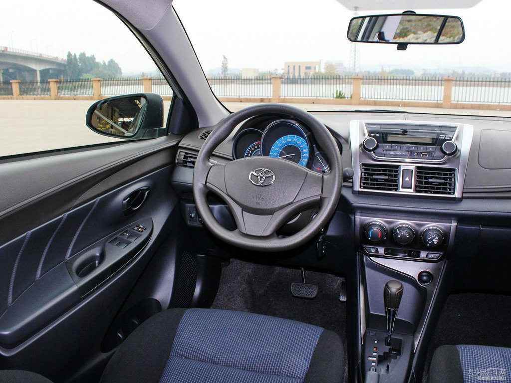 水晶銀YARiS L 致炫中控內(nèi)飾圖片