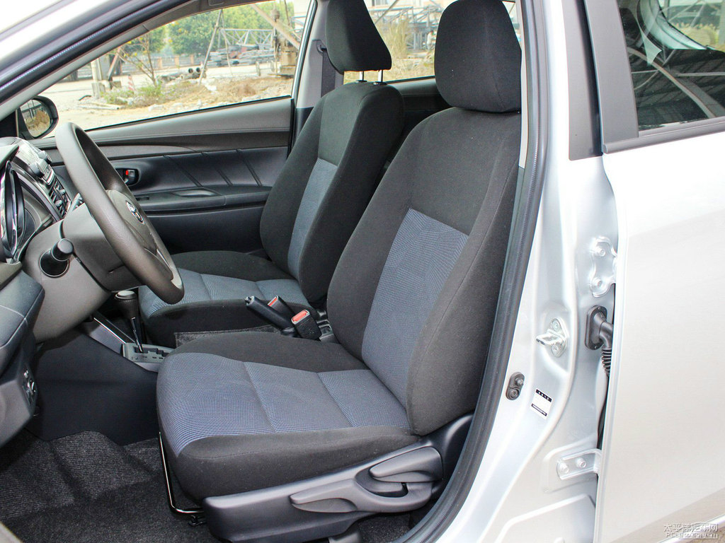 水晶銀YARiS L 致炫座椅內(nèi)飾圖片