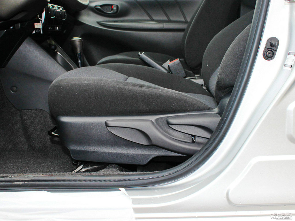 水晶銀YARiS L 致炫座椅內(nèi)飾圖片