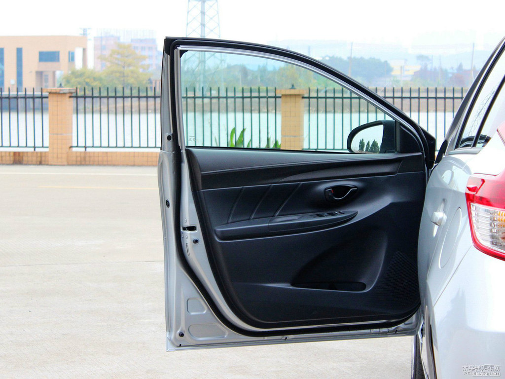 水晶銀YARiS L 致炫車(chē)廂內(nèi)飾圖片