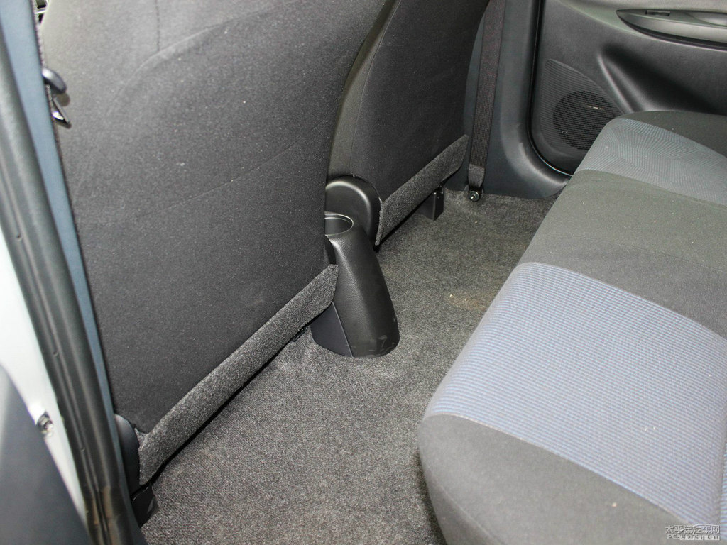 水晶銀YARiS L 致炫駕乘空間空間圖片
