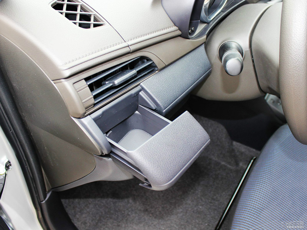 水晶銀YARiS L 致炫儲(chǔ)物空間空間圖片