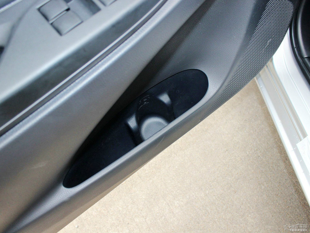 水晶銀YARiS L 致炫儲物空間空間圖片