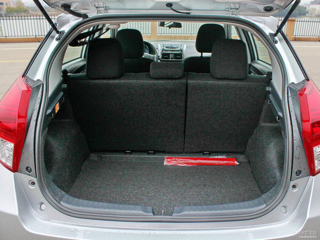 水晶銀YARiS L 致炫后備廂空間圖片