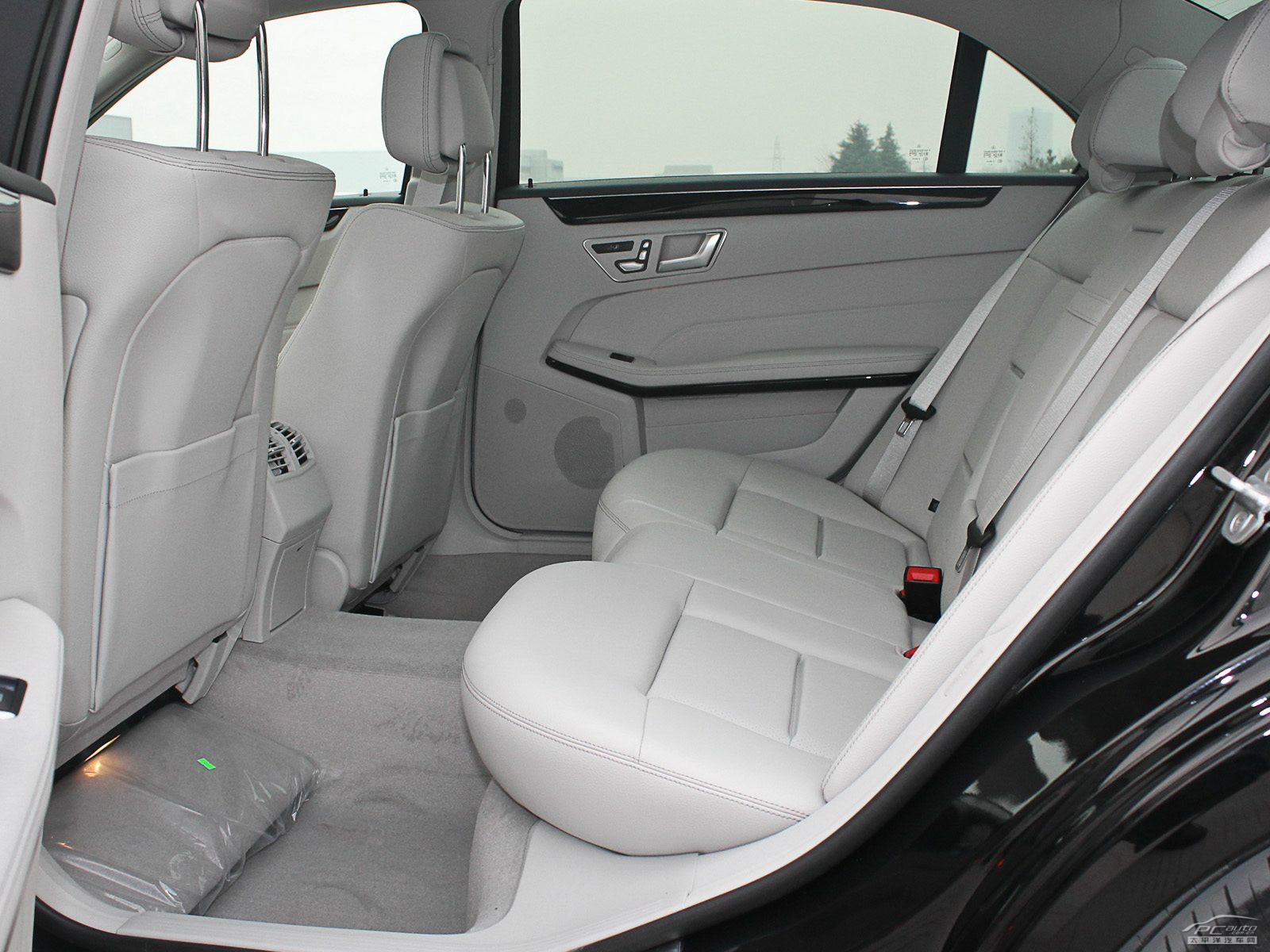 奔馳E級(jí)空間高清大圖