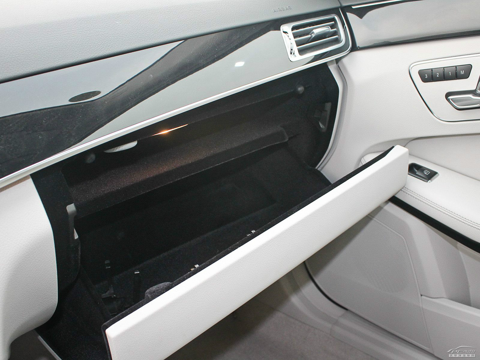 奔馳E級空間高清大圖