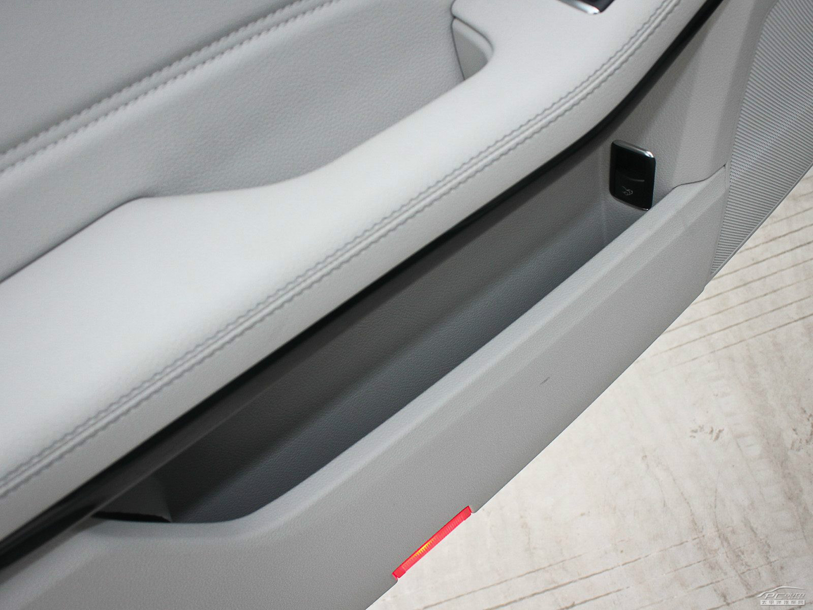 奔馳E級空間高清大圖