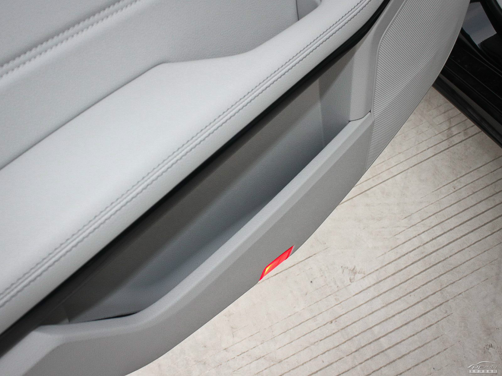 奔馳E級空間高清大圖