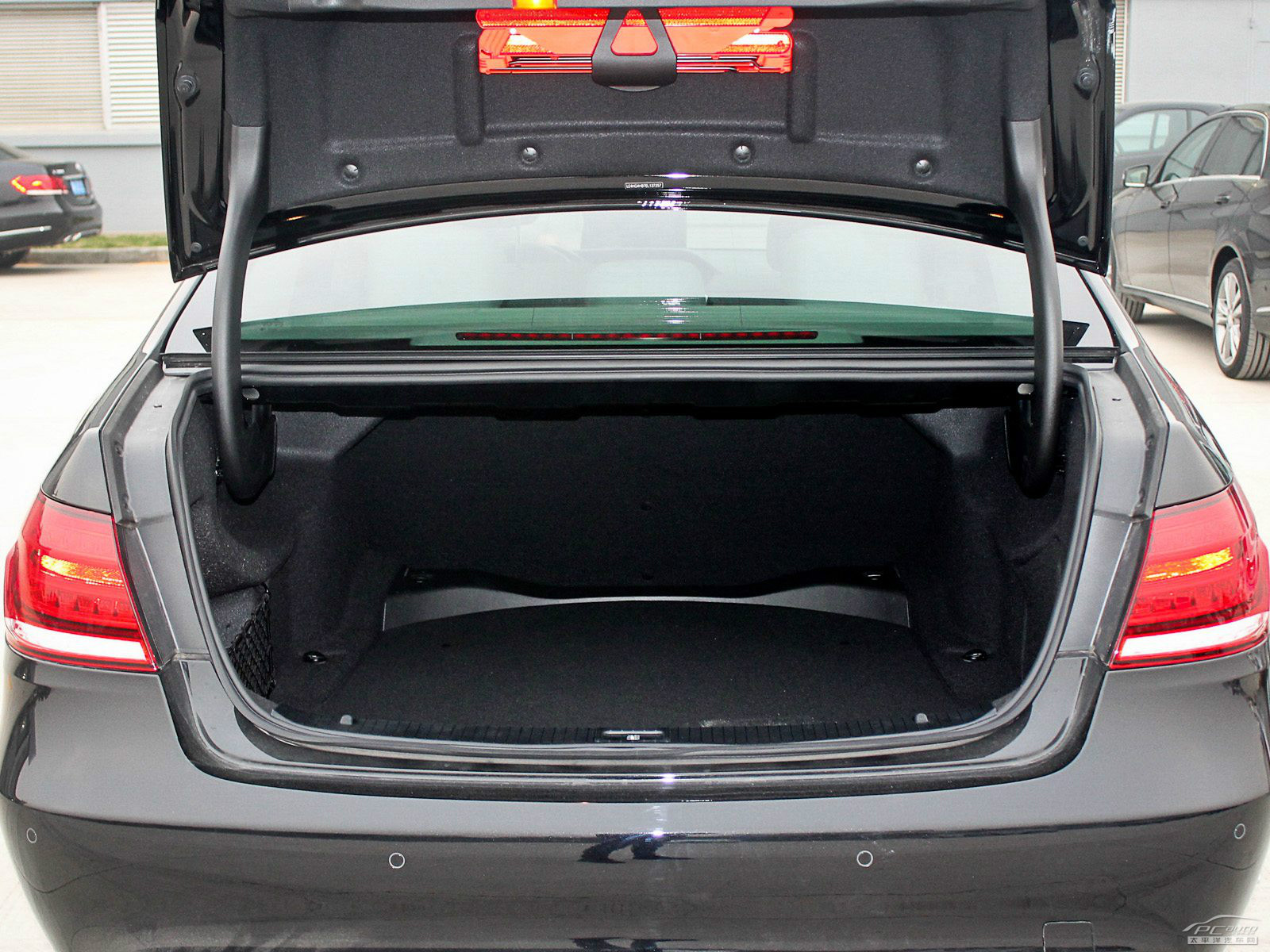 奔馳E級空間高清大圖