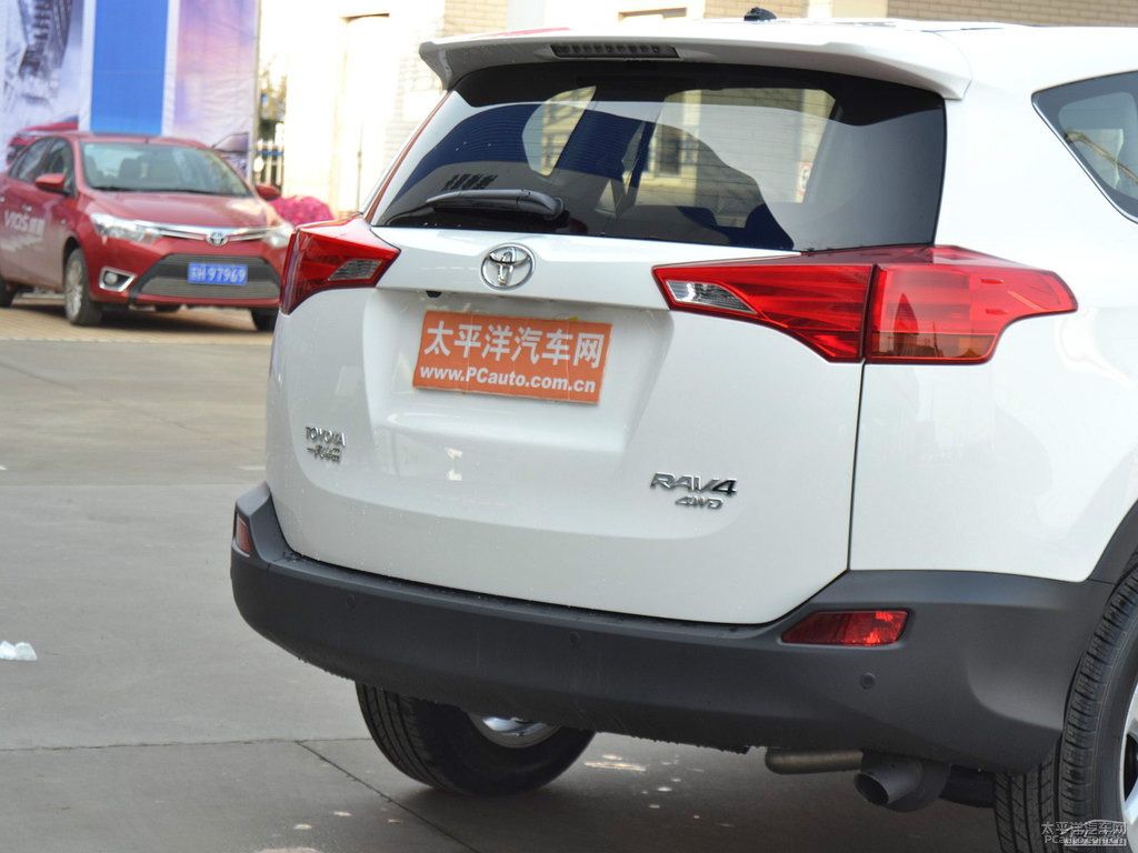 超級(jí)白R(shí)AV4榮放車尾外觀圖片