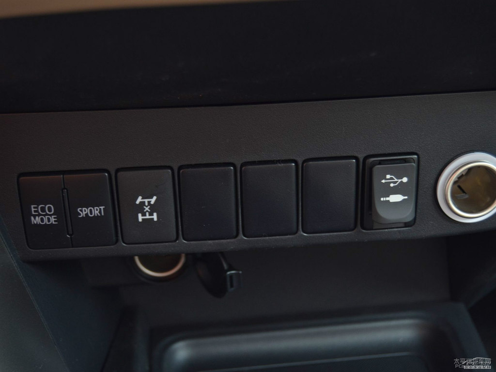 超級白RAV4榮放中控內(nèi)飾圖片