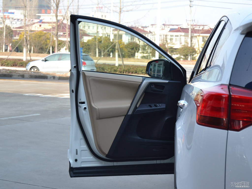 超級(jí)白R(shí)AV4榮放車(chē)廂內(nèi)飾圖片