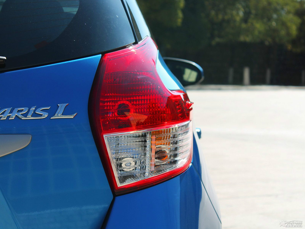 極光藍(lán)YARiS L 致炫車尾外觀圖片