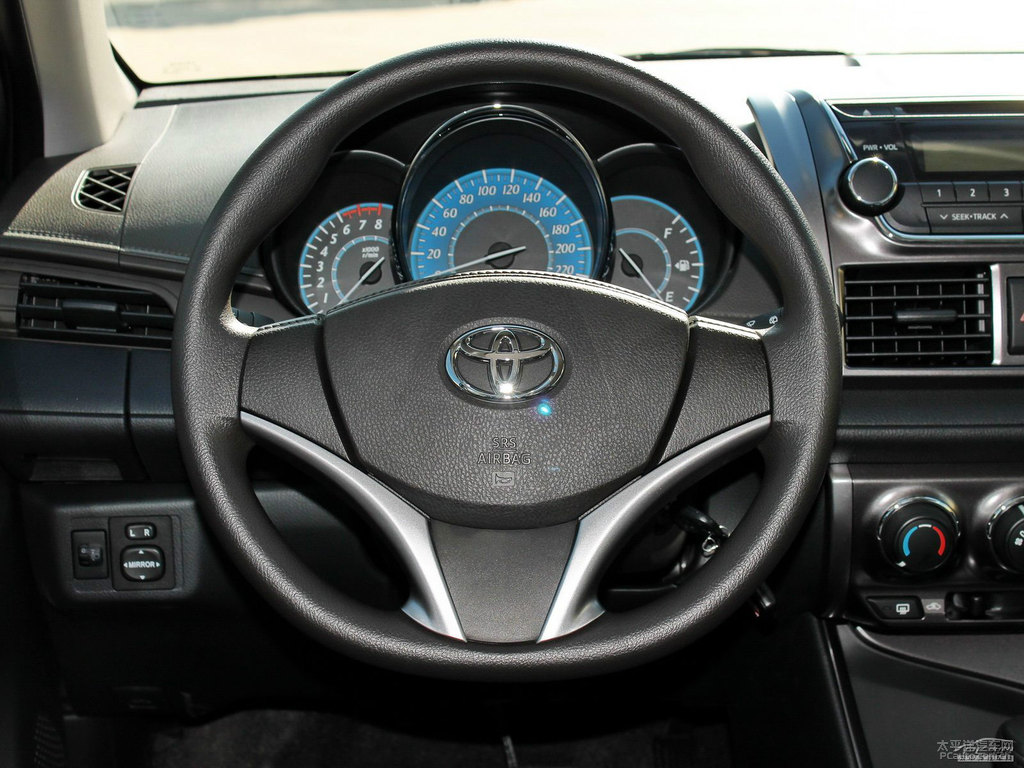極光藍YARiS L 致炫中控內(nèi)飾圖片