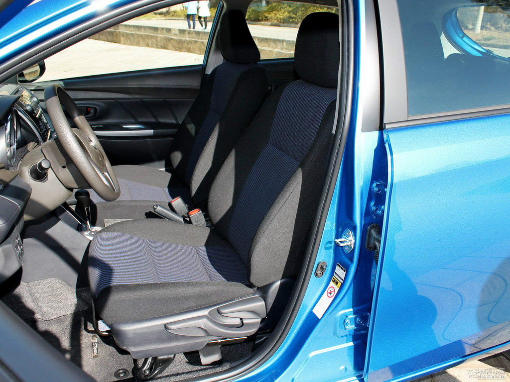 極光藍(lán)YARiS L 致炫座椅內(nèi)飾圖片