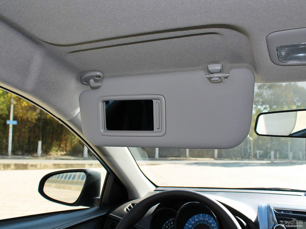 極光藍YARiS L 致炫車廂內(nèi)飾圖片