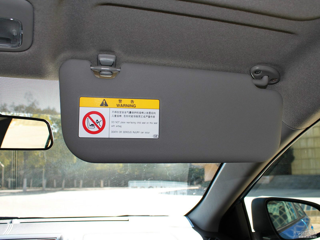 極光藍(lán)YARiS L 致炫車廂內(nèi)飾圖片