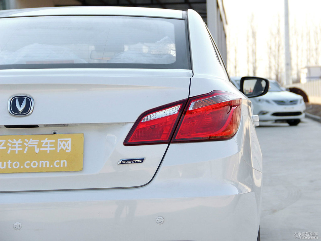 珍珠白逸動(dòng)車尾外觀圖片