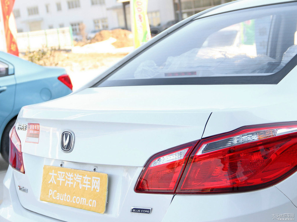 珍珠白逸動(dòng)車尾外觀圖片