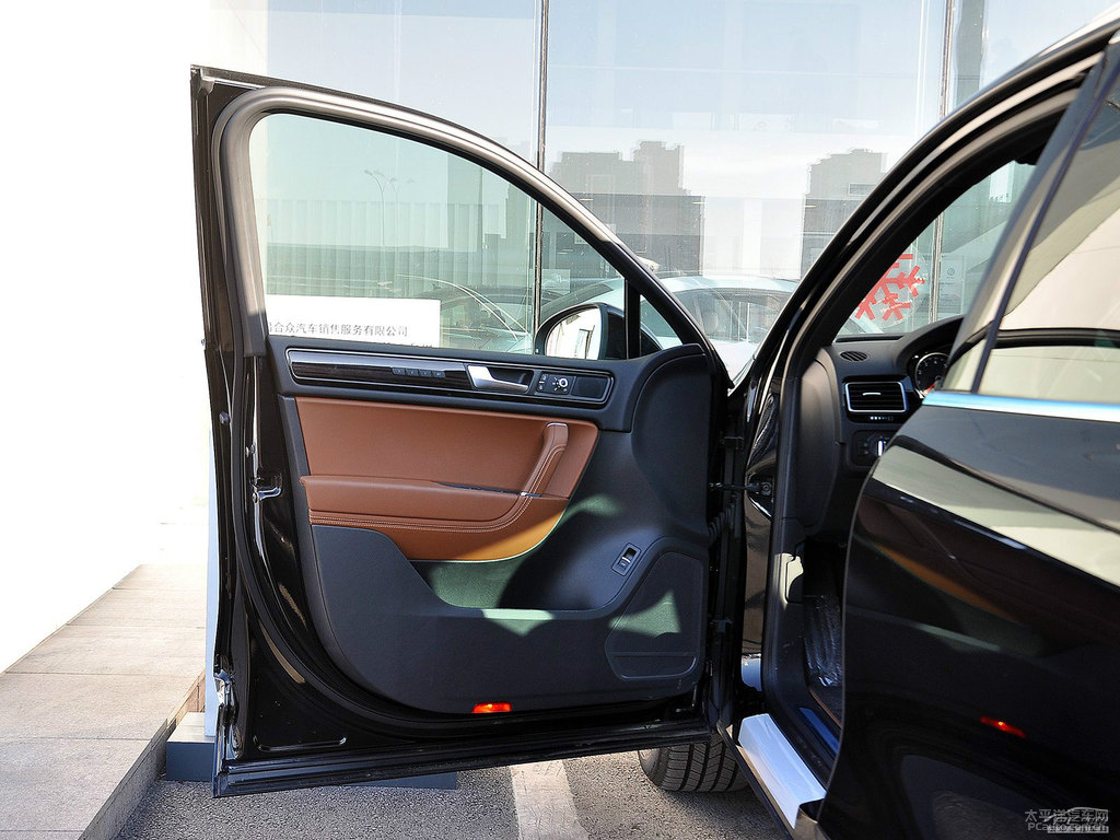 深黑途銳車廂內(nèi)飾圖片