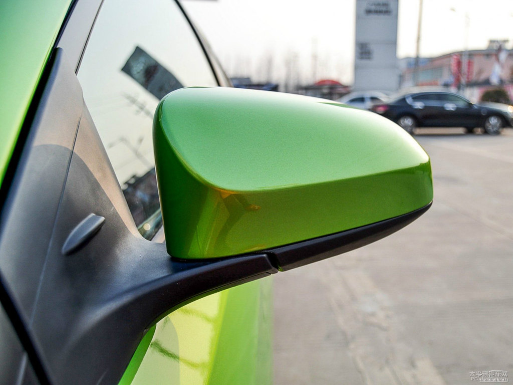 炫彩綠YARiS L 致炫車身外觀圖片