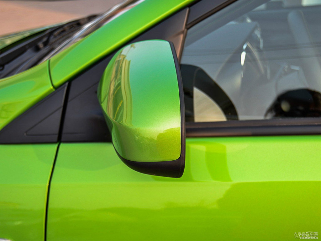 炫彩綠YARiS L 致炫車身外觀圖片