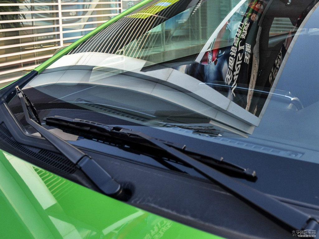 炫彩綠YARiS L 致炫車身外觀圖片