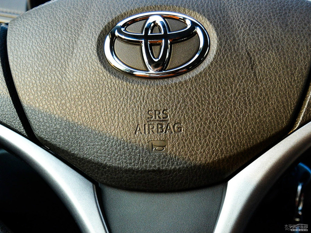 炫彩綠YARiS L 致炫中控內飾圖片
