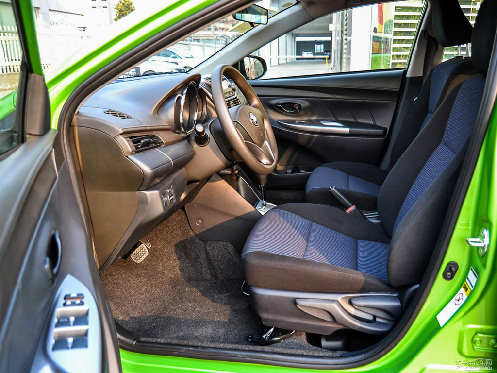 炫彩綠YARiS L 致炫駕乘空間空間圖片