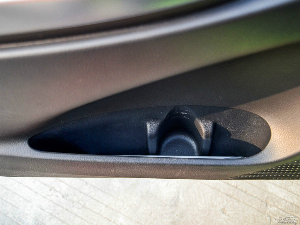 炫彩綠YARiS L 致炫儲物空間空間圖片