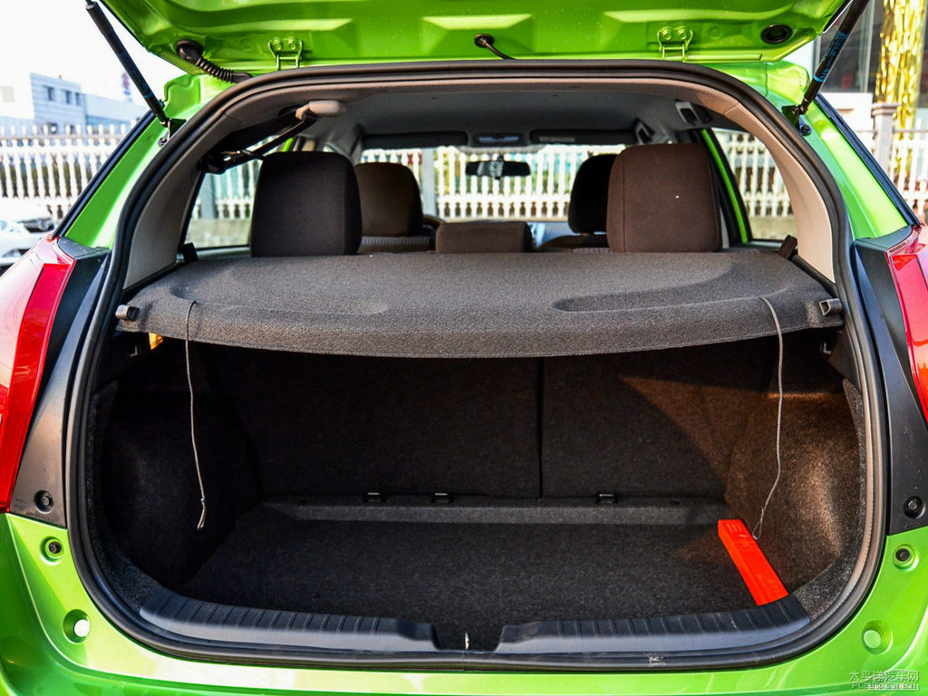 炫彩綠YARiS L 致炫后備廂空間圖片