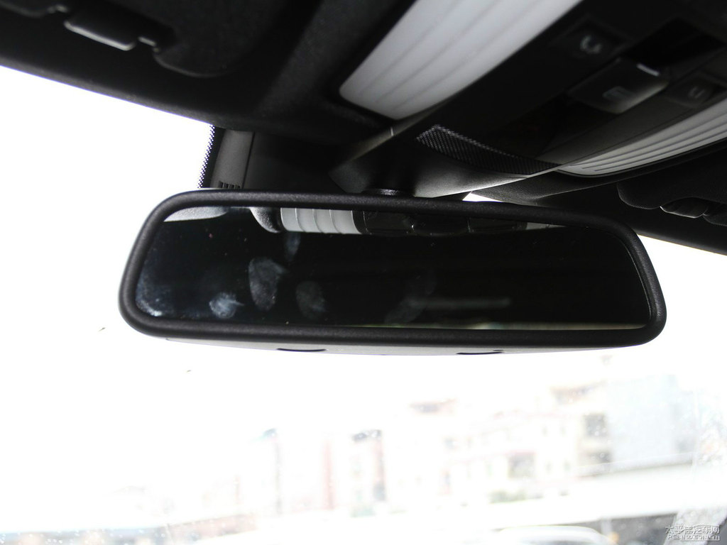 鉆石銀奔馳E級車廂內(nèi)飾圖片
