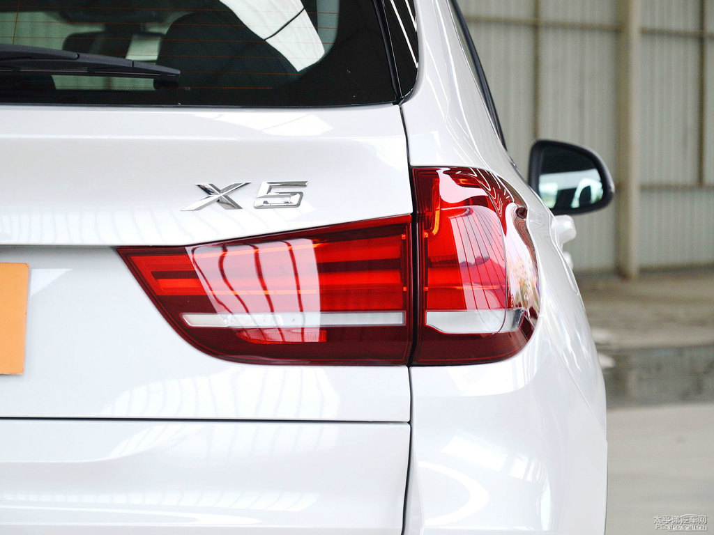礦石白寶馬X5(進(jìn)口)車尾外觀圖片