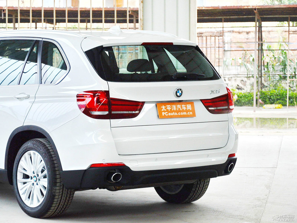 礦石白寶馬X5(進(jìn)口)車尾外觀圖片