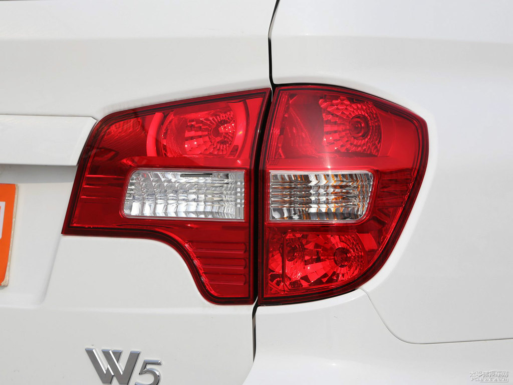 溫莎白榮威W5車尾外觀圖片