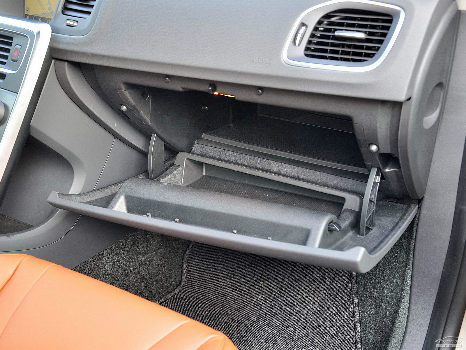 沃爾沃S60空間高清大圖