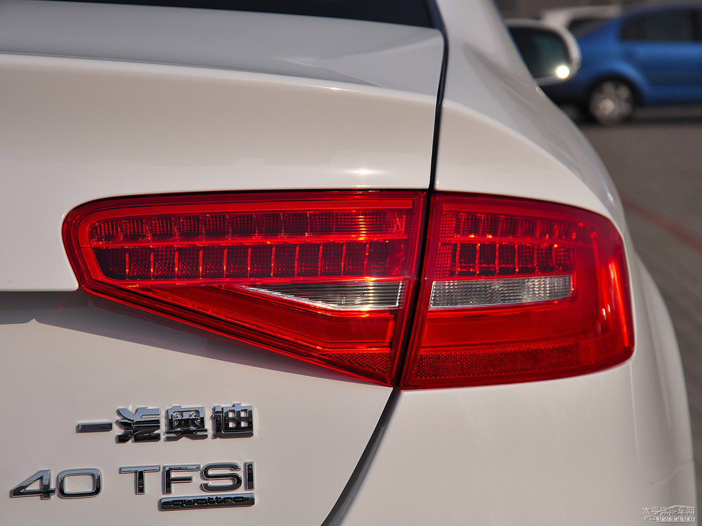 朱鷺白奧迪A4L車尾外觀圖片