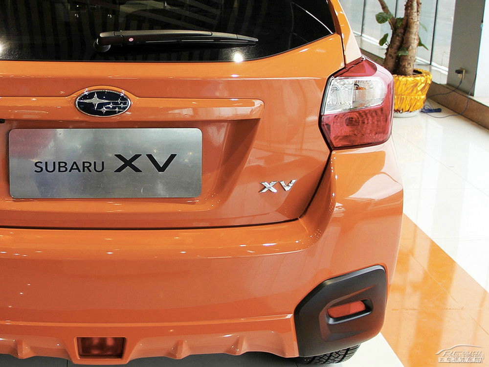 躍動珠光橙斯巴魯XV車尾外觀圖片