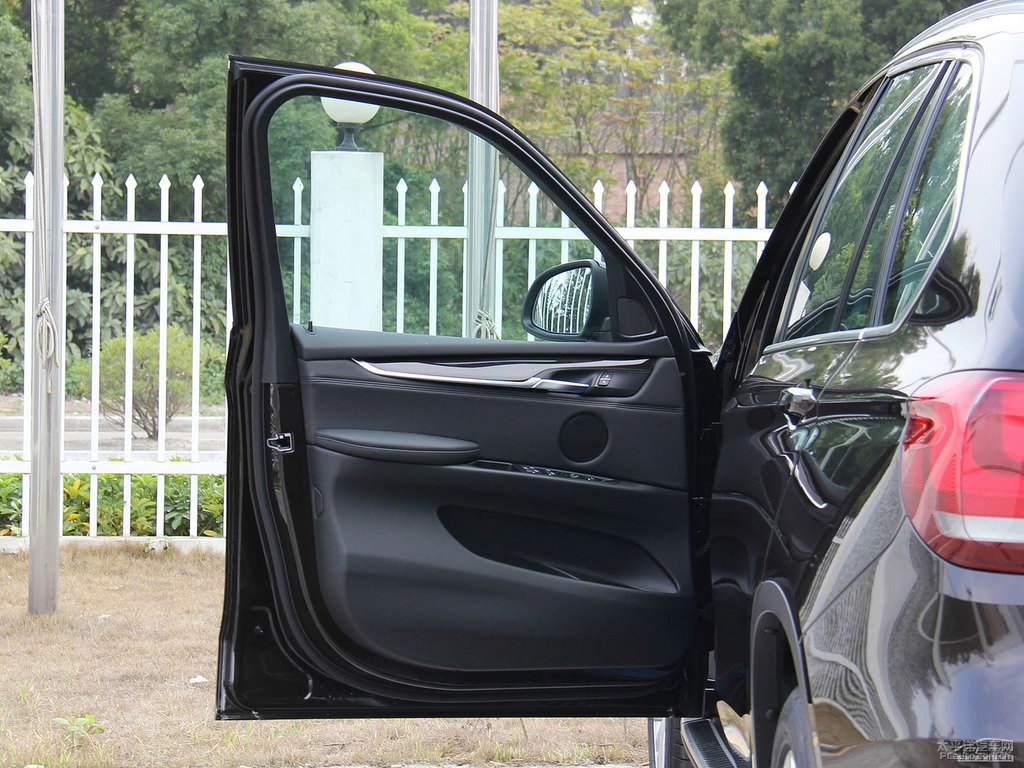 閃晶棕寶馬X5(進(jìn)口)車廂內(nèi)飾圖片