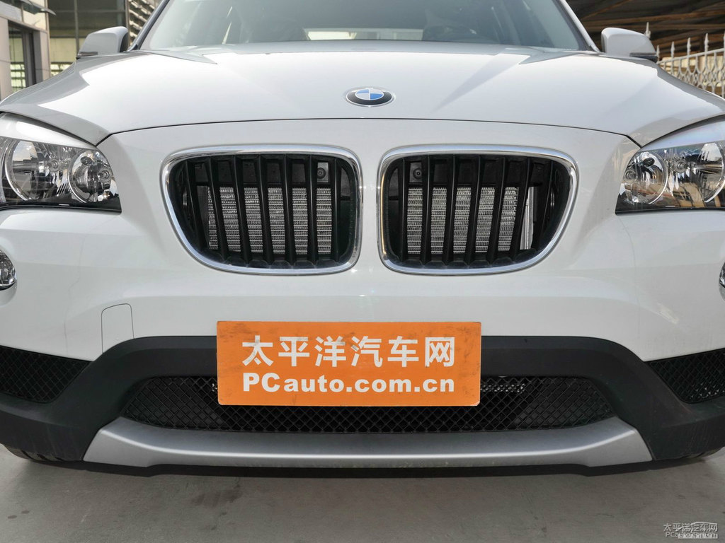 雪山白寶馬X1車頭外觀圖片
