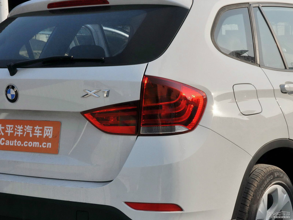 雪山白寶馬X1車尾外觀圖片