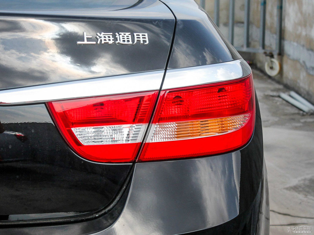 鋼琴黑英朗車尾外觀圖片
