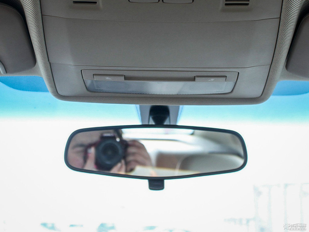 鋼琴黑英朗車廂內(nèi)飾圖片